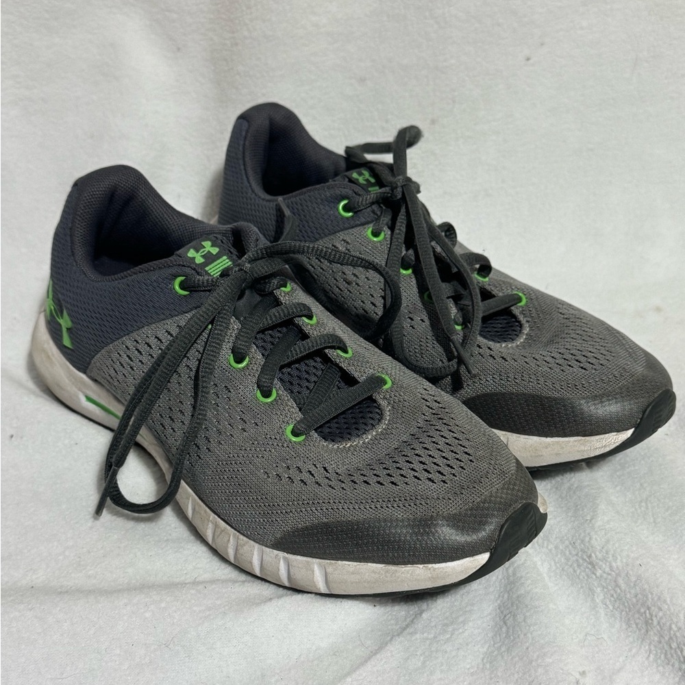 BOY`S UNDER ARMOUR UA PURSUIT ATHLETIC SNEAKERS SIZE 3.5Y